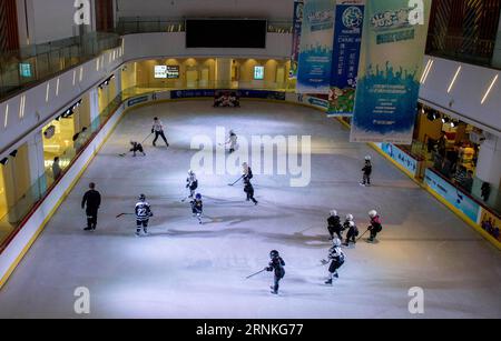 (170330) -- KUNMING, le 30 mars 2017 -- des garçons jouent au hockey sur glace dans la patinoire Century Star à Kunming, capitale de la province du Yunnan du sud-ouest de la Chine, le 18 mars 2017. Promouvoir 300 millions de personnes qui assistent aux sports d'hiver est une grande étape du programme national chinois de conditionnement physique. La province du Yunnan du sud-ouest de la Chine intègre les sports d hiver, le programme public de remise en forme et l écotourisme et encourage les entrepreneurs sociaux à investir dans les patinoires et les stations de ski. À l'heure actuelle, le Yunnan possède 3 patinoires et 3 autres sont en construction. Yunnan s Qujing prévoit de construire un centre d'entraînement des sports d'hiver. Quelques stations de ski Banque D'Images