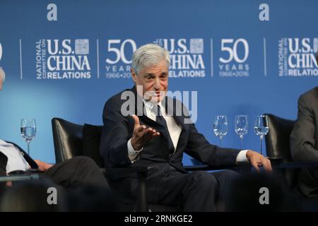 (170330) -- NEW YORK, le 30 mars 2017 -- l'ancien secrétaire au trésor des États-Unis Robert Rubin prend la parole lors de l'événement leader Speak : Treasury Secretary au SkyClub Chine-États-Unis à New York, aux États-Unis, le 29 mars 2017. Ne laissez pas de petites frictions et différences commerciales miner la relation économique américano-chinoise, qui est essentielle à l’économie mondiale. C'est l'une des remarques faites par les anciens secrétaires du trésor américain W. Michael Blumenthal, Timothy Geithner, Jacob Lew et Robert Rubin, lors d'une conversation avec Steve Orlins, chef du Comité national sur les relations entre les États-Unis et la Chine, à New Yor Banque D'Images