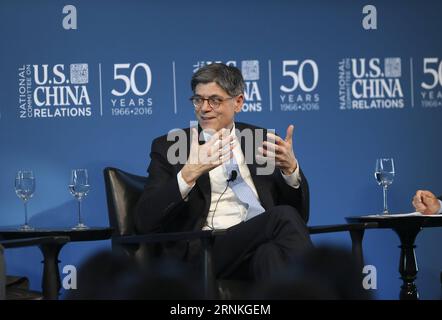 (170330) -- NEW YORK, le 30 mars 2017 -- l'ancien secrétaire au trésor américain Jacob Lew prend la parole lors de l'événement leader Speak : Treasury Secretary au SkyClub Chine-États-Unis à New York, aux États-Unis, le 29 mars 2017. Ne laissez pas de petites frictions et différences commerciales miner la relation économique américano-chinoise, qui est essentielle à l’économie mondiale. Ceci est parmi les remarques faites par les anciens secrétaires du trésor américain W. Michael Blumenthal, Timothy Geithner, Jacob Lew, et Robert Rubin, dans une conversation avec Steve Orlins, chef du Comité national sur les relations américano-chinoises, à New York o Banque D'Images