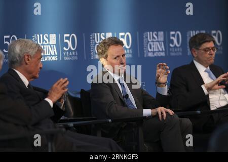 (170330) -- NEW YORK, le 30 mars 2017 -- l'ancien secrétaire au trésor américain Timothy Geithner (C) prend la parole lors de l'événement leader Speak : Treasury Secretary au SkyClub Chine-États-Unis à New York, aux États-Unis, le 29 mars 2017. Ne laissez pas de petites frictions et différences commerciales miner la relation économique américano-chinoise, qui est essentielle à l’économie mondiale. Ceci est parmi les remarques faites par les anciens secrétaires du trésor américain W. Michael Blumenthal, Timothy Geithner, Jacob Lew, et Robert Rubin, dans une conversation avec Steve Orlins, chef du Comité national sur les relations américano-chinoises, in Banque D'Images
