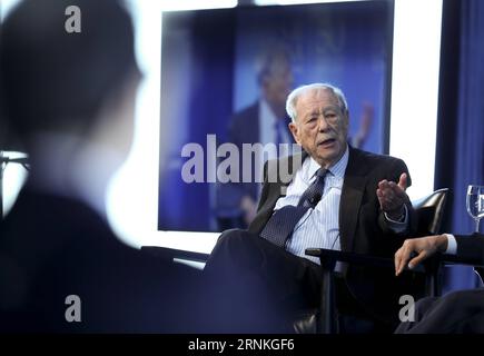 (170330) -- NEW YORK, le 30 mars 2017 -- l'ancien secrétaire américain au trésor, W. Michael Blumenthal, prend la parole lors de l'événement leader Speak : Treasury Secretary au SkyClub Chine-États-Unis à New York, aux États-Unis, le 29 mars 2017. Ne laissez pas de petites frictions et différences commerciales miner la relation économique américano-chinoise, qui est essentielle à l’économie mondiale. Ceci est parmi les remarques faites par les anciens secrétaires du trésor américain W. Michael Blumenthal, Timothy Geithner, Jacob Lew et Robert Rubin, dans une conversation avec Steve Orlins, chef du Comité national sur les relations entre les États-Unis et la Chine, i. Banque D'Images