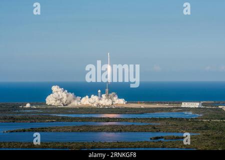 (170330) -- NEW YORK, 30 mars 2017 () -- la photo mise à disposition par la société spatiale américaine SpaceX le 30 mars 2017 montre les lancements de fusées Falcon 9 de la société au Kennedy Space Center en Floride, aux États-Unis. La société spatiale américaine SpaceX tente de marquer l’histoire jeudi avec le premier lancement dans l’espace d’une fusée Falcon 9 déjà utilisée. () US-FLORIDA-SPACE X-USED ROCKET-SPACE-LAUNCH-FIRST TIME Xinhua PUBLICATIONxNOTxINxCHN New York Mars 30 2017 la photo mise à disposition par la firme spatiale américaine SpaceX LE 30 2017 Mars montre la compagnie S Falcon 9 Rocket lance À LA Kennedy Space ce Banque D'Images