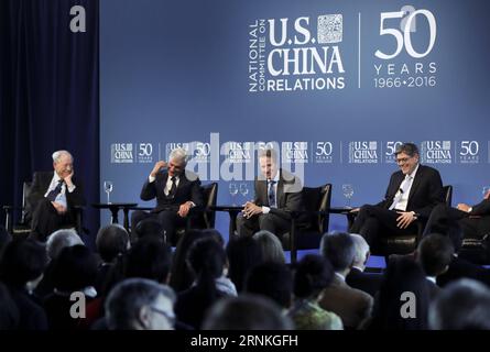 (170330) -- NEW YORK, le 30 mars 2017 -- les anciens secrétaires du trésor américain Jacob Lew, Timothy Geithner, Robert Rubin et W. Michael Blumenthal (de R à L) assistent à l'événement leader Speak : Treasury Secretary au SkyClub Chine-États-Unis à New York, le 29 mars 2017. Ne laissez pas de petites frictions et différences commerciales miner la relation économique américano-chinoise, qui est essentielle à l’économie mondiale. C'est l'une des remarques faites par les anciens secrétaires du trésor américain W. Michael Blumenthal, Timothy Geithner, Jacob Lew et Robert Rubin, lors d'une conversation avec Steve Orlins Banque D'Images