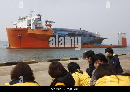 (170331) -- MOKPO, 31 mars 2017 -- des proches du ferry sud-coréen Sewol coulé attendent l'arrivée des restes de Sewol dans un port de Mokpo, à environ 90 km de l'île de Jindo, Corée du Sud, le 31 mars 2017. Le traversier Sewol, d'une capacité de 6 825 tonnes, chavira et coula dans les eaux au large de l'île de Jindo le 16 avril 2014. Il a coûté la vie à 304 personnes, principalement des lycéens lors d'un voyage scolaire. )(gj) CORÉE DU SUD-MOKPO-SEWOL FERRY YaoxQilin PUBLICATIONxNOTxINxCHN Mokpo Mars 31 2017 les parents du ferry sud-coréen coulé Sewol attendent l'arrivée des restes de Banque D'Images