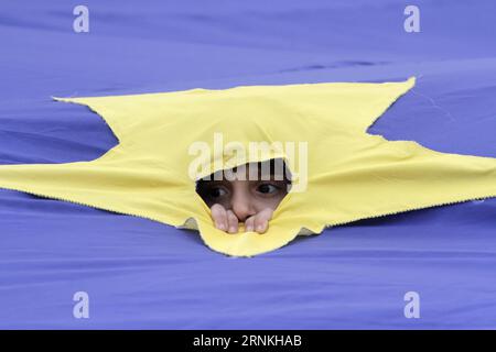 Bilder des Tages (170402) -- PÉKIN, le 2 avril 2017 -- Un garçon regarde à travers une découpe du drapeau de l'Union européenne lors d'un rassemblement marquant le 60e anniversaire du traité de Rome à Bucarest, Roumanie, le 25 mars 2017. ) XINHUA PHOTO CHOIX HEBDOMADAIRES (CN) GabrielxPetrescu PUBLICATIONxNOTxINxCHN Images le jour Pékin 2 2017 avril un garçon regarde à travers une découpe du drapeau de l'Union européenne lors d'un rassemblement marquant le 60e anniversaire du traité de Rome à Bucarest Roumanie LE 25 2017 mars XINHUA photo choix hebdomadaires CN GabrielxPetrescu PUBLICATIONxNOTxINxCHN Banque D'Images