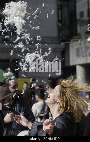 (170402) -- VANCOUVER, le 2 avril 2017 -- Une femme regarde la plume voler dans les airs pendant la Journée internationale de la lutte contre l'oreiller à Vancouver, Canada, le 1 avril 2017. Des centaines de personnes à Vancouver ont participé à un événement de combat d'oreillers de style flash mob pour célébrer la Journée internationale annuelle de lutte contre l'oreiller. ) (wtc) CANADA-VANCOUVER-INTERNATIONAL PILLOW FIGHT LiangxSen PUBLICATIONxNOTxINxCHN Vancouver avril 2 2017 une femme regarde la plume voler dans l'air pendant la Journée internationale de la lutte contre l'oreiller à Vancouver Canada avril 1 2017 des centaines de célébrités à Vancouver ont participé à un Flash Banque D'Images