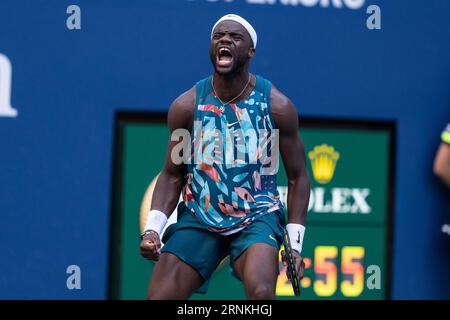 New York, États-Unis. 01 septembre 2023. Frances Tiafoe, des États-Unis, célèbre sa victoire au 3e tour contre Adrian Mannarino, de France, aux US Open Championships au Billie Jean King tennis Center à New York, le 1 septembre 2023. Tiafoe a gagné en quatre sets. (Photo de Lev Radin/Sipa USA) crédit : SIPA USA/Alamy Live News Banque D'Images