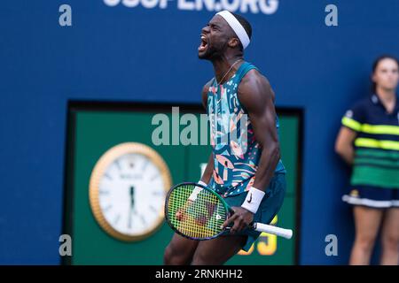 New York, États-Unis. 01 septembre 2023. Frances Tiafoe, des États-Unis, célèbre sa victoire au 3e tour contre Adrian Mannarino, de France, aux US Open Championships au Billie Jean King tennis Center à New York, le 1 septembre 2023. Tiafoe a gagné en quatre sets. (Photo de Lev Radin/Sipa USA) crédit : SIPA USA/Alamy Live News Banque D'Images