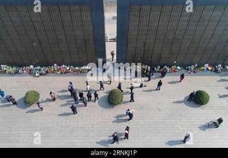 (170403) -- TANGSHAN , 3 avril 2017 -- les gens pleurent pour les défunts du tremblement de terre de Tangshan en 1976 devant un mur commémoratif à Tangshan, dans la province du Hebei du nord de la Chine, le 3 avril 2017. Tomb-Sweeping Day, ou Qingming, tombe début avril, lorsque les Chinois commémorent leurs proches décédés en visitant des tombes.) (Zyd) CHINA-HEBEI-TANGSHAN-EARTHQUAKE-QINGMING HOLIDAY (CN) MuxYu PUBLICATIONxNOTxINxCHN Tang Shan avril 3 2017 célébrités Morne pour les défunts dans le tremblement de terre de Tang Shan en 1976 devant un mur commémoratif dans le nord de la Chine S Hebei province du Hebei avril 3 2017 avril jour de la tombe Banque D'Images