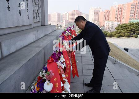 (170404) -- PYONGYANG, le 4 avril 2017 -- l'ambassadeur de Chine en République populaire démocratique de Corée (RPDC) Li Jinjun redresse les rubans des corbeilles de fleurs lors d'une cérémonie commémorative à Pyongyang, en RPDC, le 4 avril 2017. Le personnel de l ambassade de Chine a commémoré les martyrs de l Armée des volontaires du peuple chinois en organisant des cérémonies ici mardi, qui tombe le jour traditionnel du balayage des tombes chinoises. (Sxk) RPDC-PYONGYANG-AMBASSADE DE CHINE-COMMÉMORATION-MARTYRS CHINOIS ChengxDayu PUBLICATIONxNOTxINxCHN Pyongyang avril 4 2017 Ambassadeur de Chine auprès de la démocratie Banque D'Images