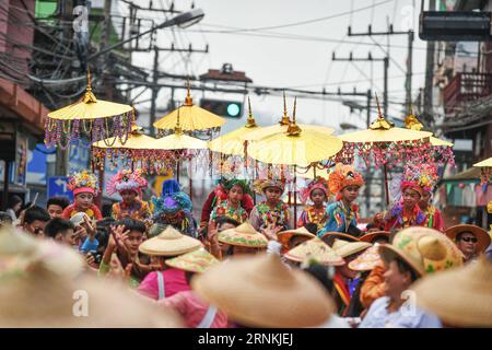 (170405) -- MAE HONG SON, 5 avril 2017 -- des garçons habillés assistent à un grand défilé des rituels d'ordination des moines novices POI sang long dans le nord de la Thaïlande, Mae Hong son, 2 avril 2017. Considéré comme l'un des plus grands moments de la vie d'un garçon, les rituels d'ordination des moines novices POI sang long sont organisés chaque année par les peuples Shan, également connus sous le nom de Tai Yai, qui résident principalement au Myanmar et dans le nord de la Thaïlande. Âgés entre 7 et 14 ans, les garçons, appelés sang long en langue shan, subiront une série de procédures rituelles au cours d’un POI sang long typique qui dure de trois à F. Banque D'Images