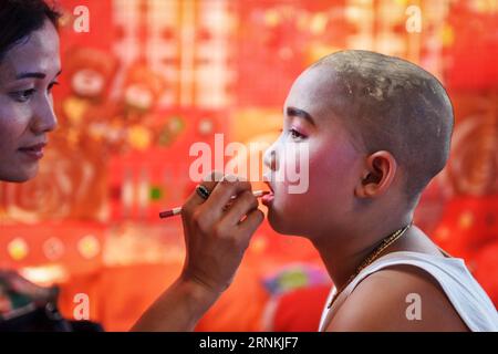 (170405) -- MAE HONG SON, 5 avril 2017 -- Une mère nommée sa applique un maquillage facial pour son fils de dix ans Phum qui assiste aux rituels d'ordination des moines novices POI sang long dans le nord de la Thaïlande, Mae Hong son, 2 avril 2017. Considéré comme l'un des plus grands moments de la vie d'un garçon, les rituels d'ordination des moines novices POI sang long sont organisés chaque année par les peuples Shan, également connus sous le nom de Tai Yai, qui résident principalement au Myanmar et dans le nord de la Thaïlande. Âgés entre 7 et 14 ans, les garçons, appelés sang long en langue shan, subiront une série de procédures rituelles lors d’un POI sa typique Banque D'Images