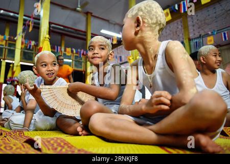 (170405) -- MAE HONG SON, 5 avril 2017 -- les garçons se parlent après que leurs cheveux ont été rasés pendant les rituels d'ordination des moines novices POI sang long à Wat Pang Lo dans le nord de la Thaïlande, Mae Hong son, 31 mars 2017. Considéré comme l'un des plus grands moments de la vie d'un garçon, les rituels d'ordination des moines novices POI sang long sont organisés chaque année par les peuples Shan, également connus sous le nom de Tai Yai, qui résident principalement au Myanmar et dans le nord de la Thaïlande. Âgés entre 7 et 14 ans, les garçons, appelés sang long en langue shan, subiront une série de procédures rituelles lors d’un POI sang Lon typique Banque D'Images