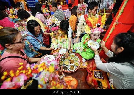 (170405) -- MAE HONG SON, 5 avril 2017 -- les garçons participant aux rituels d'ordination des moines novices POI sang long ont un dîner commun avec d'autres membres de leur famille à Wat Pang Lo dans le nord de la Thaïlande, Mae Hong son, 2 avril 2017. Considéré comme l'un des plus grands moments de la vie d'un garçon, les rituels d'ordination des moines novices POI sang long sont organisés chaque année par les peuples Shan, également connus sous le nom de Tai Yai, qui résident principalement au Myanmar et dans le nord de la Thaïlande. Âgés entre 7 et 14 ans, les garçons, appelés sang long en langue shan, subiront une série de procédures rituelles au cours d’un POI sang long typique Banque D'Images