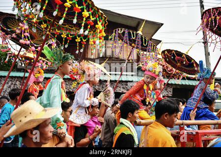 (170405) -- MAE HONG SON, 5 avril 2017 -- des garçons habillés assistent à un grand défilé des rituels d'ordination des moines novices POI sang long dans le nord de la Thaïlande, Mae Hong son, 2 avril 2017. Considéré comme l'un des plus grands moments de la vie d'un garçon, les rituels d'ordination des moines novices POI sang long sont organisés chaque année par les peuples Shan, également connus sous le nom de Tai Yai, qui résident principalement au Myanmar et dans le nord de la Thaïlande. Âgés entre 7 et 14 ans, les garçons, appelés sang long en langue shan, subiront une série de procédures rituelles au cours d’un POI sang long typique qui dure de trois à F. Banque D'Images