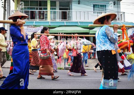 (170405) -- MAE HONG SON, 5 avril 2017 -- des parents portent des articles d'usage quotidien pour les garçons qui assistent aux rituels d'ordination des moines novices de POI sang long lors d'un grand défilé dans le nord de la Thaïlande, Mae Hong son, 2 avril 2017. Considéré comme l'un des plus grands moments de la vie d'un garçon, les rituels d'ordination des moines novices POI sang long sont organisés chaque année par les peuples Shan, également connus sous le nom de Tai Yai, qui résident principalement au Myanmar et dans le nord de la Thaïlande. Âgés entre 7 et 14 ans, les garçons, appelés sang long en langue shan, subiront une série de procédures rituelles au cours d’un POI sang long t typique Banque D'Images