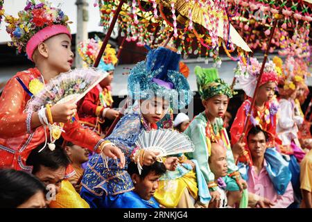 (170405) -- MAE HONG SON, 5 avril 2017 -- des garçons habillés assistent à un grand défilé des rituels d'ordination des moines novices POI sang long dans le nord de la Thaïlande, Mae Hong son, 2 avril 2017. Considéré comme l'un des plus grands moments de la vie d'un garçon, les rituels d'ordination des moines novices POI sang long sont organisés chaque année par les peuples Shan, également connus sous le nom de Tai Yai, qui résident principalement au Myanmar et dans le nord de la Thaïlande. Âgés entre 7 et 14 ans, les garçons, appelés sang long en langue shan, subiront une série de procédures rituelles au cours d’un POI sang long typique qui dure de trois à F. Banque D'Images