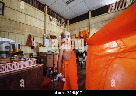 (170405) -- MAE HONG SON, 5 AVRIL 2017 -- un garçon est aidé par des membres de sa famille à porter son kasaya, ou vêtement de moine, après avoir été ordonné à Wat Pang Lo pendant les rituels d'ordination des moines novices de POI sang long à Wat Pang Lo dans le nord de la Thaïlande, Mae Hong son, le 3 avril 2017. Considéré comme l'un des plus grands moments de la vie d'un garçon, les rituels d'ordination des moines novices POI sang long sont organisés chaque année par les peuples Shan, également connus sous le nom de Tai Yai, qui résident principalement au Myanmar et dans le nord de la Thaïlande. Âgés entre 7 et 14 ans, les garçons, appelés sang long en langue shan, vont subir un seri Banque D'Images