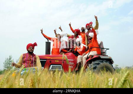 (170405) -- AMRITSAR (INDE), 5 avril 2017 -- des élèves portant une tenue traditionnelle pendjabi interprètent la danse folklorique Bhangara alors qu'ils participent aux célébrations du festival Vaisakhi dans une ferme de blé à la périphérie de la ville d'Amritsar, dans l'État indien du Pendjab, au nord du pays, le 5 avril 2017. Vaisakhi est la fête de la première récolte de l'année juste après la saison hivernale. Elle est largement célébrée comme fête traditionnelle de la récolte dans de nombreux États du nord de l'Inde tels que le Haryana, l'Himachal Pradesh et l'Uttaranchal. INDE-AMRITSAR-VAISAKHI FESTIVAL-CÉLÉBRATION Stringer PUBLICATIONxNOTxINxCHN Amritsar Inde Banque D'Images