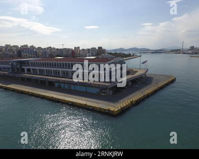 (170406) -- ATHÈNES, le 6 avril 2017 -- une photo prise le 30 mars 2017 montre l immeuble de bureaux de l Autorité portuaire du Pirée en Grèce. En Chine, COSCO (China Ocean Shipping Group Company) a acquis une participation majoritaire dans l Autorité portuaire du Pirée par l intermédiaire de la Bourse d Athènes en avril 2016. (rh) GRÈCE-ATHÈNES-PIRÉE PORT ChenxJiangxuan PUBLICATIONxNOTxINxCHN Athènes avril 6 2017 la photo prise LE 30 2017 mars montre le Pireaus Port Authority S Office Building en Grèce China S Cosco China Ocean Shipping Group Company a acquis une participation majoritaire dans Pirée Port Authority par le biais de l'Athens Stick Exchange Banque D'Images