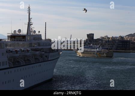 (170406) -- ATHÈNES, 6 avril 2017 -- une photo prise le 17 mars 2017 montre une partie du terminal de l'Autorité portuaire du Pirée en Grèce. En Chine, COSCO (China Ocean Shipping Group Company) a acquis une participation majoritaire dans l Autorité portuaire du Pirée par l intermédiaire de la Bourse d Athènes en avril 2016. (rh) GRÈCE-ATHÈNES-PIRÉE PORT MariosxLolos PUBLICATIONxNOTxINxCHN Athènes avril 6 2017 photo prise LE 17 2017 mars montre une partie du terminal de l'Autorité portuaire du Pirée en Grèce China S Cosco China Ocean Shipping Group Company a acquis une participation majoritaire dans l'Autorité portuaire du Pirée par le biais de l'Athens Stick Exchange in Banque D'Images