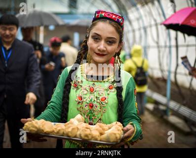 (170406) -- Ili, 6 avril 2017 -- un membre du personnel montre de la crème glacée fraîche dans la zone touristique de culture populaire de Kazanqi à Yining, dans la région autonome ouïgoure du Xinjiang du nord-ouest de la Chine, le 6 avril 2017. La zone touristique montre les styles de vie et les cultures traditionnelles de nombreux groupes ethniques.) (zkr) CHINE-XINJIANG-YINING-CULTURE FOLKLORIQUE TOURISME(CN) ZhaoxGe PUBLICATIONxNOTxINxCHN ILI avril 6 2017 un membre du personnel montre des GLACES fraîches dans la zone touristique de culture folklorique de Kazanqi à Yining du nord-ouest de la Chine S Xinjiang Uygur région autonome avril 6 2017 la zone touristique montre des styles de vie et culte traditionnel Banque D'Images