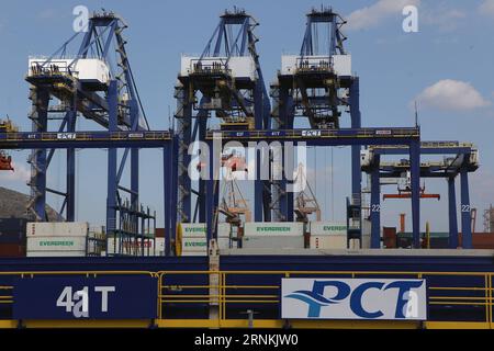 (170406) -- ATHÈNES, 6 avril 2017 -- une photo prise le 17 mars 2017 montre des conteneurs au terminal à conteneurs du Pirée en Grèce. En Chine, COSCO (China Ocean Shipping Group Company) a acquis une participation majoritaire dans l Autorité portuaire du Pirée par l intermédiaire de la Bourse d Athènes en avril 2016. (rh) GRÈCE-ATHÈNES-PIRÉE PORT MariosxLolos PUBLICATIONxNOTxINxCHN Athènes avril 6 2017 photo prise LE 17 2017 mars montre conteneur AU terminal à conteneurs du Pirée en Grèce China S Cosco China Ocean Shipping Group Company a acquis une participation majoritaire dans Pirée Port Authority par le biais de l'Athens Stick Exchange in Banque D'Images