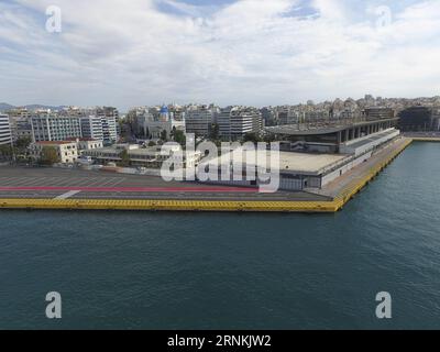 (170406) -- ATHÈNES, 6 avril 2017 -- une photo prise le 30 mars 2017 montre une partie du port du Pirée en Grèce. En Chine, COSCO (China Ocean Shipping Group Company) a acquis une participation majoritaire dans l Autorité portuaire du Pirée par l intermédiaire de la Bourse d Athènes en avril 2016. (rh) GRÈCE-ATHÈNES-PIRÉE PORT ChenxJiangxuan PUBLICATIONxNOTxINxCHN Athènes avril 6 2017 une photo prise LE 30 2017 mars montre une partie du port du Pirée en Grèce China S Cosco China Ocean Shipping Group Company a acquis une participation majoritaire dans Pirée Port Authority par le biais de la Bourse d'Athènes en avril 2016 RH Grèce Athens Pira Banque D'Images