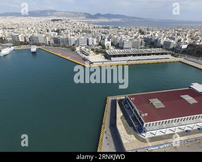 (170406) -- ATHÈNES, le 6 avril 2017 -- une photo prise le 30 mars 2017 montre l immeuble de bureaux de l Autorité portuaire du Pirée en Grèce. En Chine, COSCO (China Ocean Shipping Group Company) a acquis une participation majoritaire dans l Autorité portuaire du Pirée par l intermédiaire de la Bourse d Athènes en avril 2016. (rh) GRÈCE-ATHÈNES-PIRÉE PORT ChenxJiangxuan PUBLICATIONxNOTxINxCHN Athènes avril 6 2017 la photo prise LE 30 2017 mars montre le Pireaus Port Authority S Office Building en Grèce China S Cosco China Ocean Shipping Group Company a acquis une participation majoritaire dans Pirée Port Authority par le biais de l'Athens Stick Exchange Banque D'Images