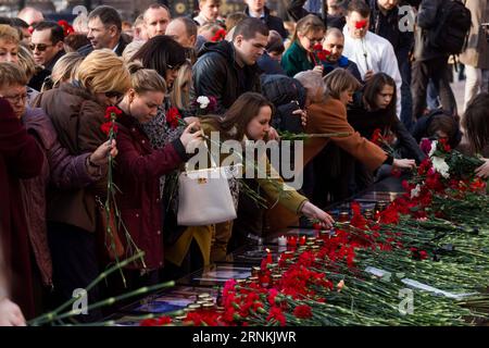 (170406) -- MOSCOU, le 6 avril 2017 -- des gens déposent des fleurs pour commémorer les victimes d'une explosion à St. Petersburg à Moscou, Russie, le 6 avril 2017. Environ cinquante mille personnes se sont rassemblées sur la place Manezhnaya jeudi pour commémorer les victimes de l'explosion à Saint-Pétersbourg. Une explosion a eu lieu lundi après-midi dans un wagon dans le tunnel entre les stations de métro Institut technologique et Sennaya Ploshchad à St. Petersburg, la deuxième plus grande ville de Russie, tuant 14 personnes et blessant des dizaines.) RUSSIE-MOSCOU-ST. PETERSBURG-MÉTRO-EXPLOSION-COMMÉMORATION EVGENYXSINITSYN PUBLICAT Banque D'Images