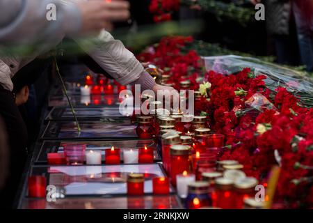 (170406) -- MOSCOU, le 6 avril 2017 -- des gens déposent des fleurs pour commémorer les victimes d'une explosion à St. Petersburg à Moscou, Russie, le 6 avril 2017. Environ cinquante mille personnes se sont rassemblées sur la place Manezhnaya jeudi pour commémorer les victimes de l'explosion à Saint-Pétersbourg. Une explosion a eu lieu lundi après-midi dans un wagon dans le tunnel entre les stations de métro Institut technologique et Sennaya Ploshchad à St. Petersburg, la deuxième plus grande ville de Russie, tuant 14 personnes et blessant des dizaines.) RUSSIE-MOSCOU-ST. PETERSBURG-MÉTRO-EXPLOSION-COMMÉMORATION EVGENYXSINITSYN PUBLICAT Banque D'Images