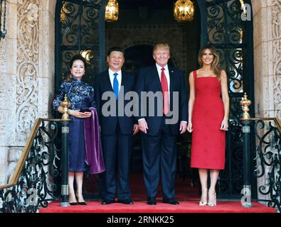 Bilder des Tages 170406 -- MAR-A-LAGO, 6 avril 2017 -- le président chinois Xi Jinping 2nd L et son épouse Peng Liyuan 1st L posent pour une photo avec le président américain Donald Trump 2nd R et la première dame Melania Trump dans la station balnéaire de Mar-a-Lago en Floride, aux États-Unis, le 6 avril 2017. Le président chinois Xi Jinping a rencontré jeudi son homologue américain Donald Trump. Zyd États-Unis-CHINE-XI JINPING-TRUMP-RÉUNION RaoxAimin PUBLICATIONxNOTxINxCHN Banque D'Images