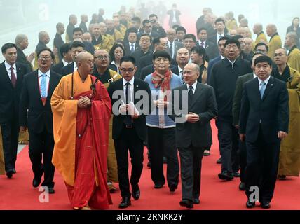 (170407) -- HANGZHOU, le 7 avril 2017 -- le roi cambodgien Norodom Sihamoni (avant 2e R) visite le temple Xuedou à Fenghua, dans la province du Zhejiang de l est de la Chine, le 7 avril 2017.) (Zyd) CHINE-ZHEJIANG-ROI CAMBODGIEN-SIHAMONI-VISITE (CN) WangxDingchang PUBLICATIONxNOTxINxCHN Hangzhou avril 7 2017 Roi cambodgien Norodom Sihamoni Front 2e r visite du temple Xuedou à Fenghua dans la province de Zhejiang est du sud ZYD Chine Zhejiang Roi cambodgien Sihamoni avril 7 2017 Zhejiang visite du Roi Sihamoni visite du CN WanghanghinxNOxNOXJ le Roi Sihamon Banque D'Images