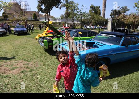 (170407) -- LE CAIRE, le 7 avril 2017 -- les enfants s'amusent lors de la 5e rencontre classique du Caire au Caire, en Égypte, le 7 avril 2017. Le 5e Cairo Classic Meet a eu lieu ici vendredi, avec environ 100 voitures anciennes défilant dans la capitale de l'Egypte. ) EGYPT-CAIRO-VINTAGE CARS-SHOW AhmedxGomaa PUBLICATIONxNOTxINxCHN le Caire avril 7 2017 les enfants s'amusent lors de la 5e rencontre classique du Caire au Caire Egypte LE 7 2017 avril la 5e rencontre classique du Caire ce héros ici LE vendredi avec environ 100 voitures anciennes défilant la capitale de l'Egypte Cairo Vintage Cars Show AhmedxGomaa PUBLICATIONxNOTxINxCHN Banque D'Images