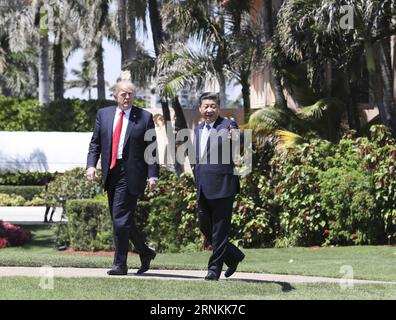 (170407) -- MAR-A-LAGO, 7 avril 2017 -- le président chinois Xi Jinping (à droite) et son homologue américain Donald Trump se promènent pour discuter plus avant des questions de coopération bilatérale dans la station balnéaire de Mar-a-Lago en Floride, aux États-Unis, le 7 avril 2017. Les deux dirigeants ont tenu leur deuxième série de pourparlers ici vendredi. ) (Wyo) États-Unis-CHINE-XI JINPING-TRUMP-TALKS LanxHongguang PUBLICATIONxNOTxINxCHN Mar a Lago avril 7 2017 le président chinois Xi Jinping r et son U S part Donald Trump se promènent pour discuter plus en détail des questions de coopération bilatérale au Mar a Lago Resort en Floride aux États-Unis avril 7 20 Banque D'Images