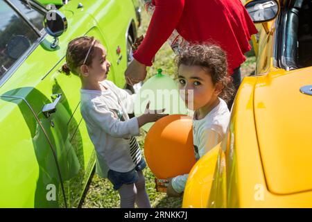 (170407) -- LE CAIRE, le 7 avril 2017 -- les enfants s'amusent lors de la 5e rencontre classique du Caire au Caire, en Égypte, le 7 avril 2017. Le 5e Cairo Classic Meet a eu lieu ici vendredi, avec environ 100 voitures anciennes défilant dans la capitale de l'Egypte. ) EGYPT-CAIRO-VINTAGE CARS-SHOW MengxTao PUBLICATIONxNOTxINxCHN le Caire avril 7 2017 les enfants s'amusent lors de la 5e rencontre classique du Caire au Caire Egypte LE 7 2017 avril la 5e rencontre classique du Caire ce héros ici vendredi avec environ 100 voitures anciennes défilant la capitale de l'Egypte Caire Vintage Cars Show MengxTao PUBLICATIONxNOTxINxCHN Banque D'Images