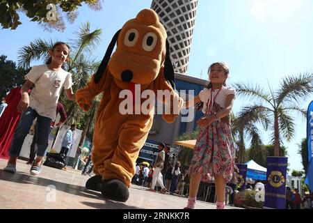 (170407) -- LE CAIRE, 7 avril 2017 -- des enfants jouent avec un chien Pluton au parc de la Tour du Caire lors d'un événement marquant la Journée annuelle des orphelins égyptiens, qui tombe le premier vendredi d'avril, au Caire, en Égypte, le 7 avril 2017.) ÉGYPTE-CAIRE-JOURNÉE DES ORPHELINS ÉGYPTIENS AhmedxGomaa PUBLICATIONxNOTxINxCHN le Caire avril 7 2017 les enfants jouent avec un chien Pluton AU parc de la Tour du Caire pendant l'événement pour marquer la Journée annuelle des orphelins égyptiens qui tombe LE premier vendredi d'avril au Caire Égypte LE 7 2017 avril Égypte le Caire Journée des orphelins égyptiens AhmedxGomaa PUBLICATIONxNOTxINxCHN Banque D'Images