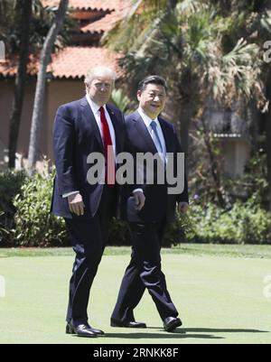 (170407) -- MAR-A-LAGO, 7 avril 2017 -- le président chinois Xi Jinping (à droite) et son homologue américain Donald Trump se promènent pour discuter plus avant des questions de coopération bilatérale dans la station balnéaire de Mar-a-Lago en Floride, aux États-Unis, le 7 avril 2017. Les deux dirigeants ont tenu leur deuxième série de pourparlers ici vendredi. ) (Wyo) États-Unis-CHINE-XI JINPING-TRUMP-TALKS LanxHongguang PUBLICATIONxNOTxINxCHN Mar a Lago avril 7 2017 le président chinois Xi Jinping r et son U S part Donald Trump se promènent pour discuter plus en détail des questions de coopération bilatérale au Mar a Lago Resort en Floride aux États-Unis avril 7 20 Banque D'Images