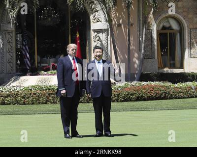 (170407) -- MAR-A-LAGO, 7 avril 2017 -- le président chinois Xi Jinping (à droite) et son homologue américain Donald Trump se promènent pour discuter plus avant des questions de coopération bilatérale dans la station balnéaire de Mar-a-Lago en Floride, aux États-Unis, le 7 avril 2017. Les deux dirigeants ont tenu leur deuxième série de pourparlers ici vendredi. ) (Wyo) États-Unis-CHINE-XI JINPING-TRUMP-TALKS LanxHongguang PUBLICATIONxNOTxINxCHN Mar a Lago avril 7 2017 le président chinois Xi Jinping r et son U S part Donald Trump se promènent pour discuter plus en détail des questions de coopération bilatérale au Mar a Lago Resort en Floride aux États-Unis avril 7 20 Banque D'Images