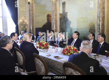 (170407) -- MAR-A-LAGO, le 7 avril 2017 -- le président chinois Xi Jinping assiste à un déjeuner de travail organisé par le président américain Donald Trump dans la station balnéaire de Mar-a-Lago en Floride, aux États-Unis, le 7 avril 2017. Les deux dirigeants ont tenu leur deuxième série de pourparlers ici vendredi. ) (Wyo) États-Unis-CHINE-XI JINPING-TRUMP-TALKS LanxHongguang PUBLICATIONxNOTxINxCHN Mar a Lago avril 7 2017 le président chinois Xi Jinping assiste à un déjeuner de travail organisé par le président américain Donald Trump au Mar a Lago Resort en Floride les États-Unis avril 7 2017 les deux leaders Hero leur deuxième série de pourparlers ici vendredi Banque D'Images