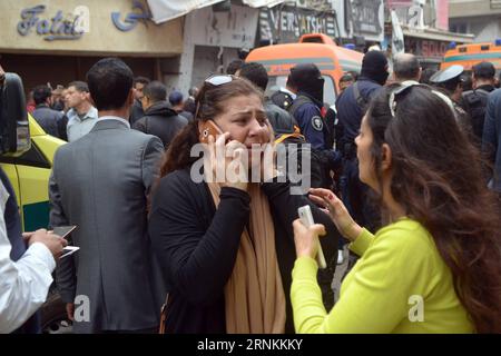 (170409) -- ALEXANDRIE, le 9 avril 2017 -- des gens réagissent sur le site de l'explosion à Alexandrie, en Égypte, le 9 avril 2017. Onze personnes ont été tuées et 35 autres blessées dans un attentat suicide près d'une église copte dans le gouvernorat d'Alexandrie en Egypte, a déclaré dimanche le ministre égyptien de la Santé. (rh) EGYPTE-ALEXANDRIE-BLAST STR PUBLICATIONxNOTxINxCHN Alexandrie avril 9 2017 des célébrités réagissent au site de Blast à Alexandrie Egypte LE 9 2017 avril, onze célébrités ont été TUÉES et 35 autres blessées dans un attentat suicide près d'une église copte en Egypte S Alexandrie Governorate égyptien Miny of Health Said Sun Banque D'Images