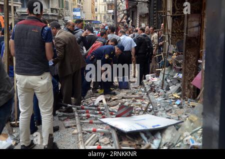 (170409) -- ALEXANDRIE, le 9 avril 2017 -- des gens se rassemblent sur le site de l'explosion à Alexandrie, en Égypte, le 9 avril 2017. Onze personnes ont été tuées et 35 autres blessées dans un attentat suicide près d'une église copte dans le gouvernorat d'Alexandrie en Egypte, a déclaré dimanche le ministre égyptien de la Santé. (rh) EGYPTE-ALEXANDRIE-BLAST STR PUBLICATIONxNOTxINxCHN Alexandrie avril 9 2017 des célébrités se rassemblent SUR le site de Blast à Alexandrie Egypte LE 9 2017 avril, onze célébrités ont été TUÉES et 35 autres blessées dans un attentat suicide près d'une église copte en Egypte S Alexandrie Governorate égyptien Miny of Health Said S. Banque D'Images