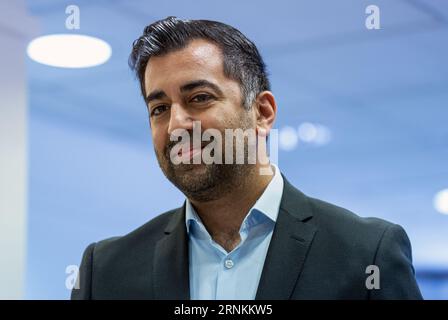 Photo du dossier datée du 17/08/23 du Premier ministre et chef du SNP Humza Yousaf qui plaidera pour la correction du «tort historique» du Brexit lorsqu'il prononcera un discours sur l'indépendance. Humza Yousaf s’adressera à une foule devant le Parlement écossais samedi après une marche Believe in Scotland depuis le château d’Édimbourg. Banque D'Images