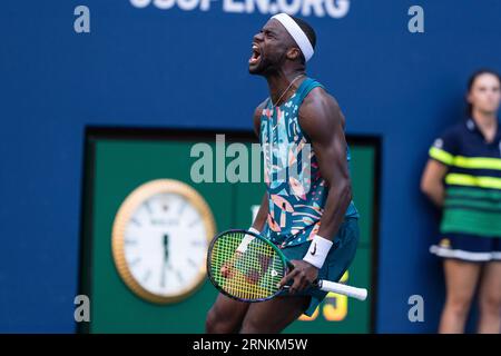 Frances Tiafoe, des États-Unis, célèbre sa victoire au 3e tour contre Adrian Mannarino, de France, aux US Open Championships au Billie Jean King tennis Center à New York, le 1 septembre 2023 Banque D'Images