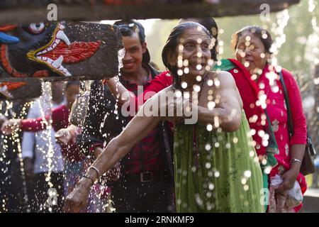 (170411) -- LALITPUR, 11 avril 2017 -- les dévots népalais prennent un bain sacré au Balaju baise Dhara (22 jets d'eau) pendant le festival Baishak Asnan ou Balaju Purnima à Balaju, Katmandou, Népal, le 11 avril 2017. Des centaines de dévots se sont rassemblés pour prendre un bain rituel et payer la révérence aux jets d'eau dans l'espoir d'être protégés de la maladie et d'une vie meilleure. Sunil Sharma)(gj) NEPAL-KATHMANDU-FESTIVAL-BALAJU BAISDHARA-BAISAKH ASNAN PratapxThapa PUBLICATIONxNOTxINxCHN 170411 Lalitpur avril 11 2017 les dévots népalais prennent le bain Saint AU Balaju baise Dhara 22 bec d'eau pendant le Banque D'Images