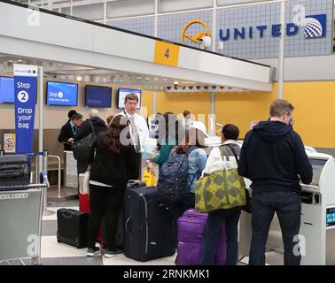 (170412) -- CHICAGO, le 12 avril 2017 -- les passagers attendent de s'enregistrer à un comptoir de United Airlines à l'aéroport international O Hare de Chicago, aux États-Unis, le 11 avril 2017. Le PDG de United Airlines, Oscar Munoz, a présenté mardi ses excuses pour un incident sanglant survenu dimanche sur l'un de ses vols au cours duquel un passager a été brutalement retiré de l'avion pour faire de la place à ses propres employés. (YY) U.S.-CHICAGO-UNITED AIRLINES-AFTERMATH wangxping PUBLICATIONxNOTxINxCHN 170412 Chicago avril 12 2017 des passagers attendent de s'enregistrer À un comptoir de United Airlines À l'aéroport international O Hare de Chicag Banque D'Images