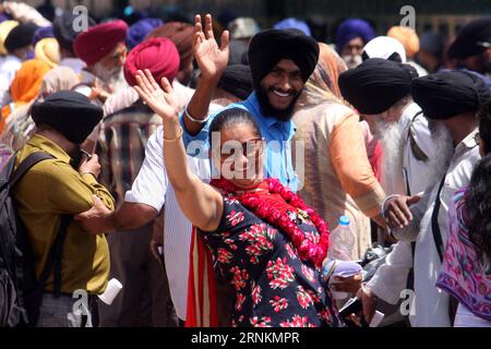 (170412) -- LAHORE, le 12 avril 2017 -- les pèlerins indiens sikhs arrivent à la gare ferroviaire de Wagah, à Lahore, dans l est du Pakistan, le 12 avril 2017, pour célébrer le Baisakhi, ou le nouvel an sikh. Des centaines de pèlerins sikhs venus d’Inde sont arrivés au Pakistan pour célébrer les trois jours du festival Sikh Baisakhi qui débutera à partir du 13 avril. Jamil Ahmed)(yk) PAKISTAN-LAHORE-INDIAN SIKH PÈLERINS-ARRIVÉE JamailxAhmed PUBLICATIONxNOTxINxCHN 170412 Lahore avril 12 2017 Indian Sikh pèlerins vague comme ils arrivent À la gare de Wagah dans l'est du Pakistan S Lahore LE 12 2017 avril pour célébrer Baisakhi Or Banque D'Images