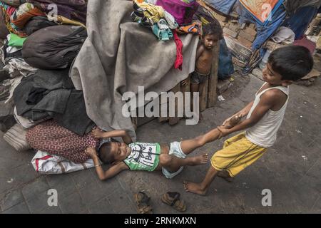 (170412) -- KOLKATA (INDE), le 12 avril 2017 -- des enfants indiens des rues jouent dans une rue à l'occasion de la Journée internationale des enfants des rues à Kolkata, capitale de l'État indien oriental du Bengale occidental, le 12 avril 2017.) INDIA-KOLKATA-JOURNÉE INTERNATIONALE POUR LES ENFANTS DES RUES TumpaxMondal PUBLICATIONxNOTxINxCHN 170412 Kolkata Inde 12 2017 avril les enfants des rues indiens jouent DANS la rue à l'OCCASION DE la Journée internationale pour les enfants des rues à Kolkata capitale de l'État indien oriental Bengale OCCIDENTAL LE 12 2017 avril Inde Kolkata Journée internationale pour les enfants des rues TumpaxMondal PUBLICATIONxNOTxINxCHN Banque D'Images