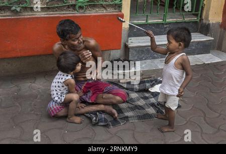 (170412) -- KOLKATA (INDE), le 12 avril 2017 -- des enfants indiens des rues jouent dans une rue à l'occasion de la Journée internationale des enfants des rues à Kolkata, capitale de l'État indien oriental du Bengale occidental, le 12 avril 2017.) INDIA-KOLKATA-JOURNÉE INTERNATIONALE POUR LES ENFANTS DES RUES TumpaxMondal PUBLICATIONxNOTxINxCHN 170412 Kolkata Inde 12 2017 avril les enfants des rues indiens jouent DANS la rue à l'OCCASION DE la Journée internationale pour les enfants des rues à Kolkata capitale de l'État indien oriental Bengale OCCIDENTAL LE 12 2017 avril Inde Kolkata Journée internationale pour les enfants des rues TumpaxMondal PUBLICATIONxNOTxINxCHN Banque D'Images