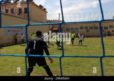 (170413) -- ATHÈNES , 13 avril 2017 -- avant la fête religieuse de Pâques des orthodoxes célébrée ce dimanche en Grèce, les détenus et les gardiens jouent un match de football amical contre des journalistes sportifs et des acteurs dans le complexe pénitentiaire de Korydallos près du port du Pirée le 11 avril 2017. Le match a été organisé dans le cadre des efforts visant à soutenir les condamnés dans leur processus de réadaptation.) (SP)GRÈCE-ATHÈNES-PRISON-FOOTBALL MariosxLolos PUBLICATIONxNOTxINxCHN Athènes le 13 2017 avril avant la fête religieuse de Pâques des orthodoxes célébrée ce dimanche en Grèce détenus et gardiens de prison jouer un Foo amical Banque D'Images